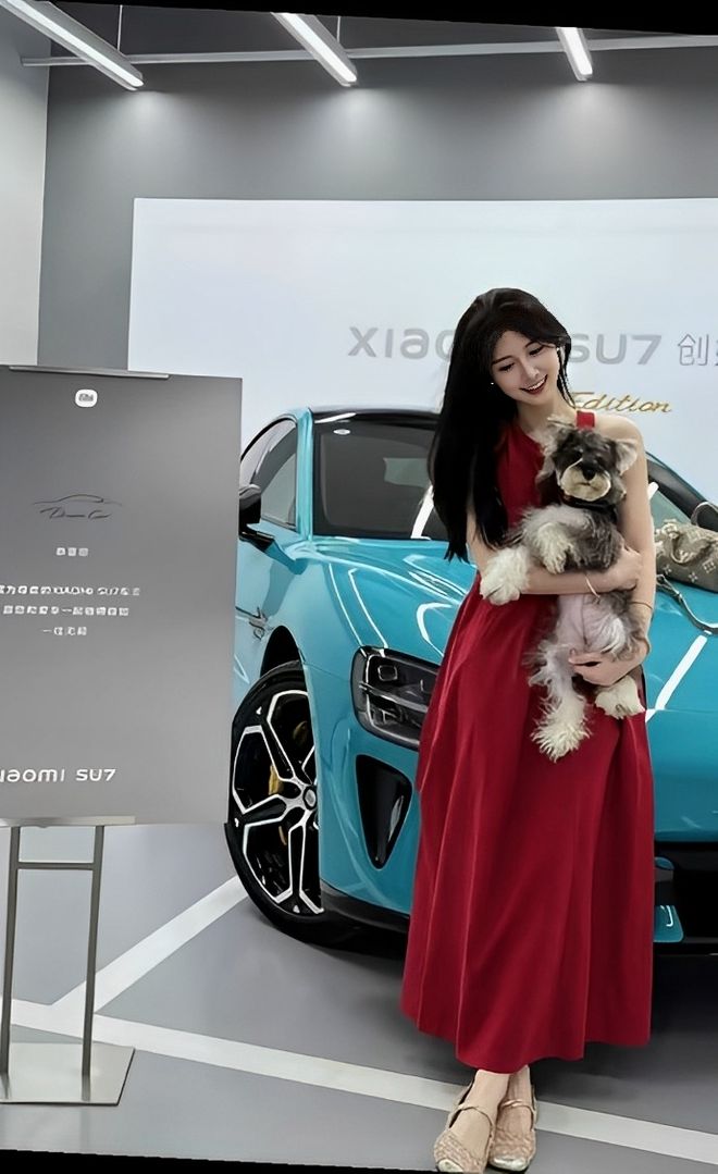 车主质量都这么高的吗？仙女也就长这样吧九游会j9入口登录新版小米SU7的美女(图2)