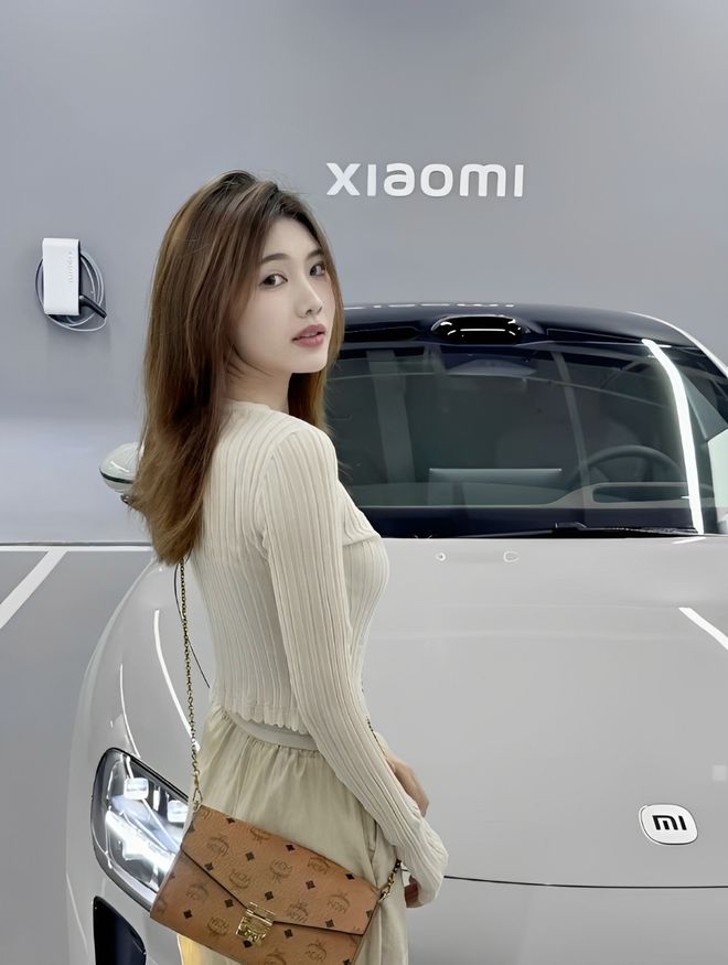 车主质量都这么高的吗？仙女也就长这样吧九游会j9入口登录新版小米SU7的美女(图6)